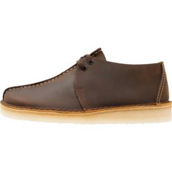 Clarks Originals DESERT TREK Sznurowane obuwie sportowe beeswax. Pomarańczowe buty sportowe męskie marki Clarks Originals, ze skóry, na sznurówki. Za 549,00 zł.