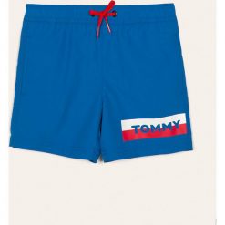 Tommy Hilfiger - Szorty kąpielowe dziecięce 104-164 cm. Czerwone spodenki chłopięce z nadrukiem, z poliesteru. Za 199,90 zł.