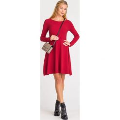 SUKIENKA TWINSET. Czerwone sukienki damskie Twinset, na co dzień, xs, z aplikacjami, z materiału, z okrągłym kołnierzem, bez rękawów, proste. Za 384,50 zł.