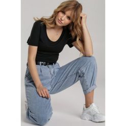 Czarny T-shirt Menithoe. Czarne bluzki damskie Renee, s, bez wzorów, z jeansu, klasyczne, z okrągłym kołnierzem. Za 59,99 zł.
