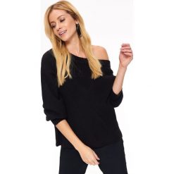 SWETER DAMSKI Z OZDOBNYMI PLECAMI. Czarne swetry oversize damskie marki Top Secret, na zimę, z dzianiny. W wyprzedaży za 49,99 zł.