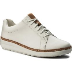 Półbuty CLARKS - Amberlee Rosa 261326594 White. Białe półbuty damskie Clarks, na co dzień, bez wzorów, ze skóry, bez obcasa, na płaskiej podeszwie, bez zapięcia. W wyprzedaży za 269,00 zł.