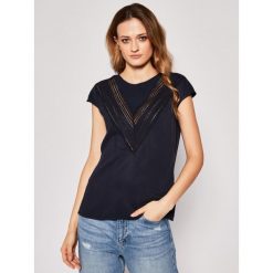 Bluzka Guess Malika W0GH85 WC9Z0. Różowe bluzki damskie Guess, l, z aplikacjami, bez kołnierzyka, bez rękawów. W wyprzedaży za 169,00 zł.