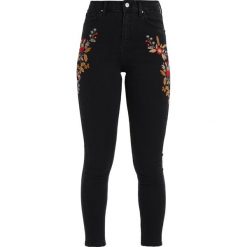 Topshop TRANS EMBROIDERY JAMIE Jeans Skinny Fit black. Czarne rurki damskie marki Topshop. W wyprzedaży za 231,20 zł.
