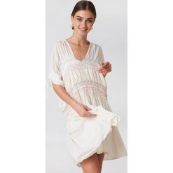 Free People Sukienka midi Love Of The Run - White. Białe sukienki damskie Free People, na imprezę, z haftami, bez kołnierzyka, bez rękawów, midi. W wyprzedaży za 139,78 zł.