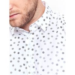 Koszula męska z nadrukiem o kroju slim. Białe koszule męskie na zimę, m, z nadrukiem, z jeansu, eleganckie. W wyprzedaży za 39,99 zł.