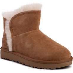 Buty UGG - W Classic Mini Fluff High-Low 1103745 Che. Pomarańczowe kozaki damskie Ugg, ze skóry, bez obcasa, bez zapięcia. Za 729,00 zł.
