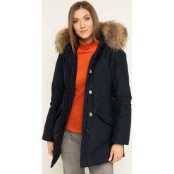 Kurtka zimowa Woolrich WWCPS2762 UT0001. Niebieskie kurtki damskie Woolrich, na zimę, m, bez wzorów, z bawełny, bez kaptura. W wyprzedaży za 1729,00 zł.