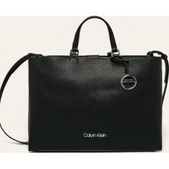 Calvin Klein - Torebka. Czarne torby damskie na zakupy Calvin Klein, w paski, ze skóry ekologicznej, na ramię, duże, bez dodatków. W wyprzedaży za 639,90 zł.