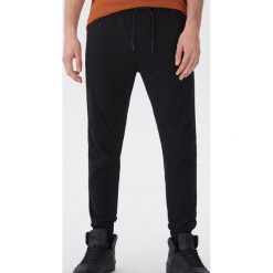 Materiałowe joggery - Czarny. Czarne joggery męskie marki House, s, z tkaniny. Za 99,99 zł.