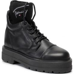 Trapery TOMMY JEANS - Tommy Signature Flatform Boot EN0EN00678 Black 990. Czarne trapery damskie Tommy Jeans, z jeansu, klasyczne, bez obcasa, bez zapięcia. W wyprzedaży za 419,00 zł.