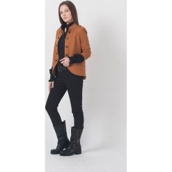 Kardigan "Austerlitz" w kolorze szafranowym. Pomarańczowe swetry damskie Chattawak, bez wzorów, z bawełny. W wyprzedaży za 129,95 zł.