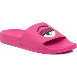 Klapki CHIARA FERRAGNI - CF2657 Fuxia. Różowe klapki damskie Chiara Ferragni, bez wzorów, z tworzywa sztucznego, bez obcasa. W wyprzedaży za 359,00 zł.