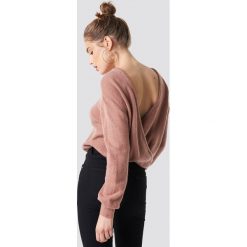 NA-KD Trend Dzianinowy sweter z kopertowym tyłem - Pink. Różowe bez kategorii NA-KD Trend, z dzianiny, z kopertowym dekoltem. Za 121,95 zł.