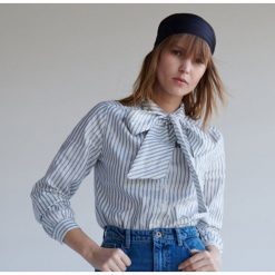 Bluzka z kokardą - Kremowy. Białe bluzki damskie Reserved, bez wzorów, bez kołnierzyka, bez rękawów. W wyprzedaży za 49,99 zł.