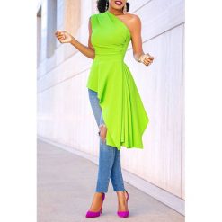 Bluzka ETIOLA LIME. Zielone bluzki damskie IVET, bez wzorów, eleganckie, z asymetrycznym kołnierzem, bez rękawów. W wyprzedaży za 79,00 zł.