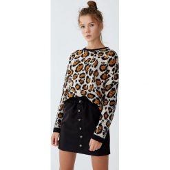 Minispódniczka w stylu paperbag z guzikami. Czarne spódniczki damskie Pull&Bear, bez wzorów. Za 49,90 zł.