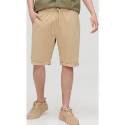 Dresowe szorty basic - Beżowy. Brązowe spodenki i szorty męskie Cropp, s, bez wzorów, z dresówki. Za 39,99 zł.