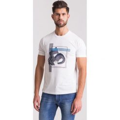 Biały t-shirt męski z nadrukiem - Biały. Białe t-shirty męskie Emporio Armani, xl, z nadrukiem, z bawełny, z okrągłym kołnierzem. Za 219,60 zł.