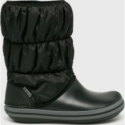 Crocs - Śniegowce. Czarne klapki damskie marki Crocs, z materiału, bez zapięcia. W wyprzedaży za 239,90 zł.