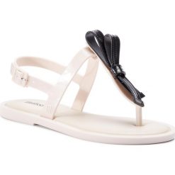 Sandały MELISSA - Slim Sandal Ad 32399 Beige/Black 51485. Brązowe klapki damskie Melissa, z aplikacjami, z tworzywa sztucznego, bez obcasa, na obcasie. W wyprzedaży za 189,00 zł.