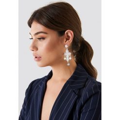 Kolczyki damskie: NA-KD Accessories Kolczyki krzyż z perłami – Silver
