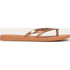 Ipanema - Japonki. Brązowe klapki damskie Ipanema, bez wzorów, z gumy, bez obcasa, na obcasie. W wyprzedaży za 49,90 zł.