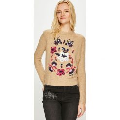 Pepe Jeans - Sweter Lali. Różowe swetry klasyczne damskie marki Pepe Jeans, s, z haftami, z elastanu, z okrągłym kołnierzem. Za 319,90 zł.