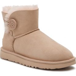 Buty UGG - W Mini Bailey Button II 1016422 W/Amb. Brązowe kozaki damskie Ugg, na zimę, ze skóry, bez zapięcia. W wyprzedaży za 519,00 zł.