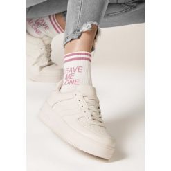Beżowe Sneakersy Raymond. Brązowe sneakersy damskie Born2be. Za 89,99 zł.