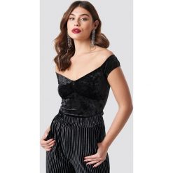 NA-KD Party Crushed Velvet Off Shoulder Top - Black. Czarne topy damskie NA-KD Party, bez wzorów, z materiału, bez kołnierzyka. W wyprzedaży za 48,57 zł.