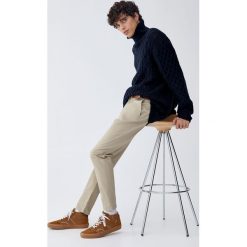 Spodnie chinosy skinny fit z paskiem. Brązowe spodnie męskie marki Pull&Bear, m, bez wzorów. Za 109,00 zł.