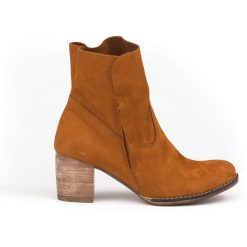 Botki na słupku z wywijaną cholewką - skóra naturalna - model 454 - kolor rudy nubuk. Czerwone botki damskie Zapato, na wiosnę, ze skóry, eleganckie, za kostkę, na wysokim obcasie, na obcasie, na zamek. W wyprzedaży za 279,30 zł.