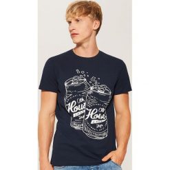 T-shirt z nadrukiem - Granatowy. Niebieskie t-shirty męskie z nadrukiem House, l. Za 35,99 zł.