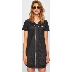 Fila - Sukienka. Białe sukienki damskie Fila, na co dzień, s, z nadrukiem, z poliesteru, casualowe, bez kołnierzyka, z krótkim rękawem, krótkie, mini, proste. W wyprzedaży za 179,90 zł.