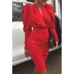 Sukienka KIRMY RED. Czerwone sukienki damskie IVET, bez wzorów, eleganckie, bez kołnierzyka, bez rękawów. W wyprzedaży za 109,00 zł.