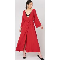 NA-KD Boho Sukienka z wiązanym rękawem - Red. Czerwone długie sukienki marki NA-KD Boho, z wiskozy, boho. W wyprzedaży za 53,58 zł.
