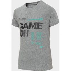 T-shirt chłopięcy (122-164). T-shirty chłopięce bez wzorów, z materiału, bez rękawów. W wyprzedaży za 24,99 zł.
