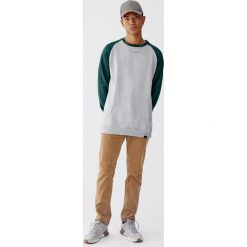 Bluza z kontrastowymi rękawami raglanowymi. Zielone bluzy męskie rozpinane marki Pull&Bear, m. Za 69,90 zł.