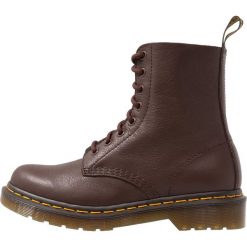 Dr. Martens 1460 PASCAL 8 EYE BOOT Botki sznurowane dark brown virginia. Brązowe botki damskie skórzane marki Dr. Martens, na sznurówki. Za 719,00 zł.