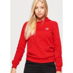Bluza hoodie - Czerwony. Czerwone bluzy damskie Cropp, l. Za 69,99 zł.