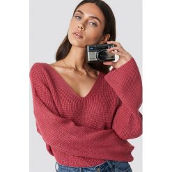 Dilara x NA-KD Sweter z dekoltem V - Red. Czerwone swetry oversize damskie Dilara x NA-KD, z dzianiny, dekolt w kształcie v. Za 161,95 zł.