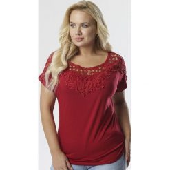 Bordowa Bluzka Mirabel. Czerwone bluzki damskie Born2be, xl, z haftami, z dzianiny, z okrągłym kołnierzem, z krótkim rękawem. Za 49,99 zł.