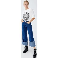 Krótkie jeansy z szerokimi nogawkami i wywinięciem. Szare jeansy damskie marki Pull&Bear. Za 109,00 zł.