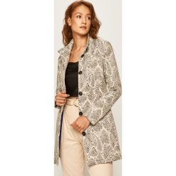 Desigual - Płaszcz. Białe kurtki damskie Desigual, bez wzorów, z bawełny, bez kaptura. W wyprzedaży za 539,90 zł.