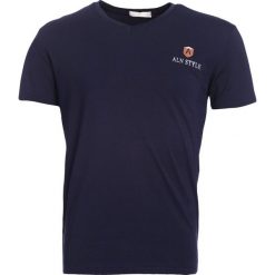 Granatowa Koszulka Compete Against. Czarne koszulki męskie Born2be, xl, z nadrukiem, z dzianiny, z dekoltem w serek, bez rękawów. Za 39,99 zł.