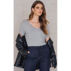 Rut&Circle T-shirt V Alina - Grey. Szare t-shirty damskie Rut&Circle, z elastanu. Za 64,95 zł.