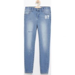 Jeansy slim fit z aplikacjami - Niebieski. Niebieskie jeansy dziewczęce marki Reserved, z aplikacjami, z jeansu. W wyprzedaży za 39,99 zł.