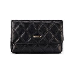 DKNY Sofia Kopertówka Czarny. Czarne kopertówki damskie DKNY, w paski, ze skóry, bez dodatków. Za 988,95 zł.