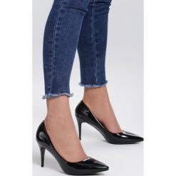 Czarne Szpilki Black Lemon Tree. Czarne szpilki vices, bez wzorów, z materiału, z otwartym noskiem, bez obcasa, na obcasie, bez zapięcia. Za 79,99 zł.